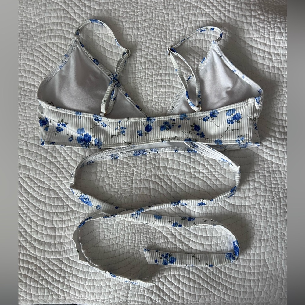 Hollister • Floral Ribbed Wrap Bikini Top - Picture 2 of 7
